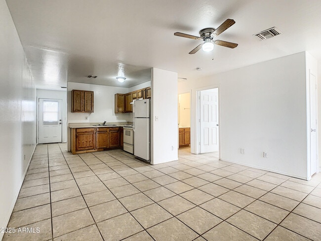 Building Photo - 4205 N Montezuma Dr