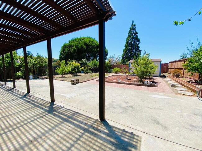 Building Photo - Spacious 2 story home in Hercules