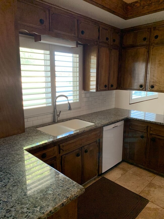 Building Photo - 3 Bedroom 2 Bath Home