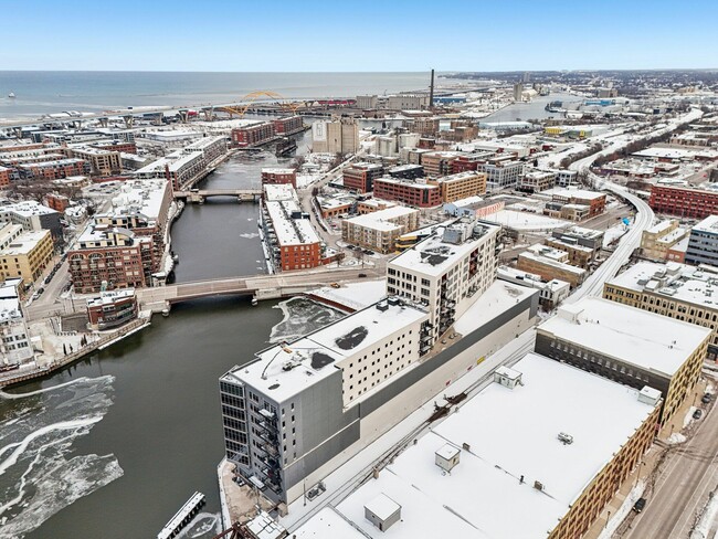 Building Photo - 106 W Seeboth St