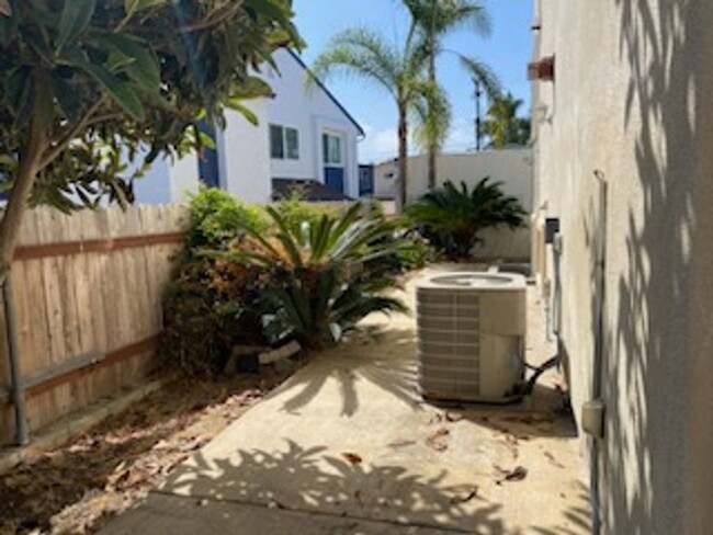 Building Photo - 3 Primary Suite Home 1 Block From the Beach