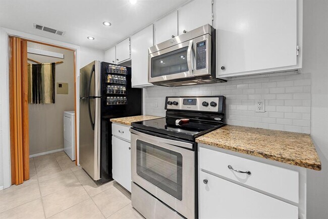 Building Photo - 9100 Mountain Ridge Dr