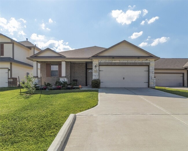 Building Photo - 2209 Cedar Vly Dr