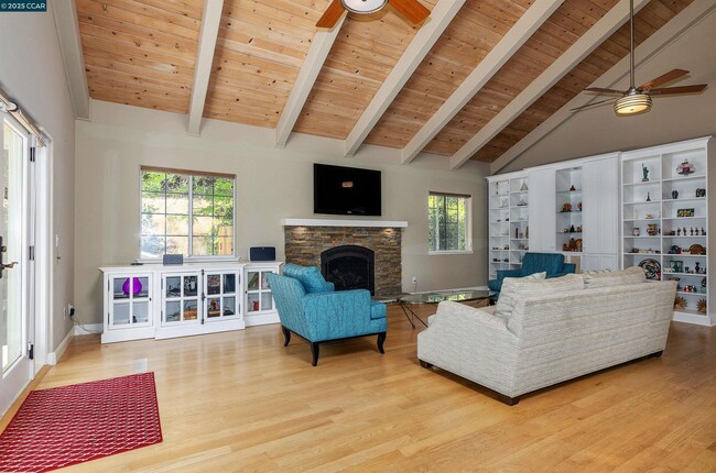 Building Photo - 3434 Woodview Dr