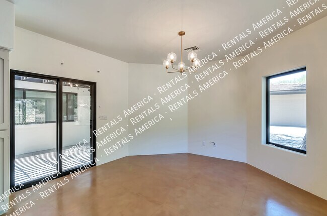 Building Photo - Gorgeous Catalina Home!