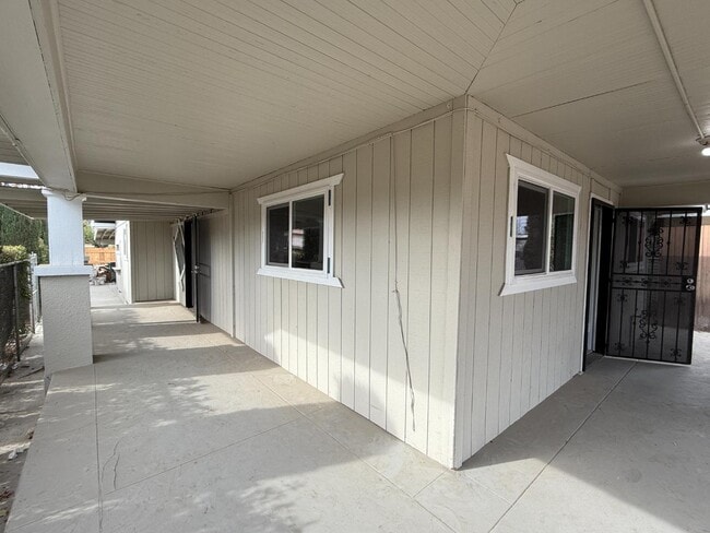 Building Photo - 403 N Echo Ave