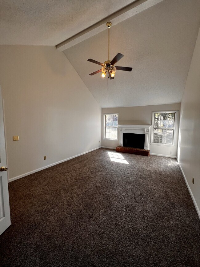 Building Photo - Home For Rent