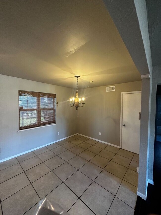 Building Photo - Great Location - Wood Floors