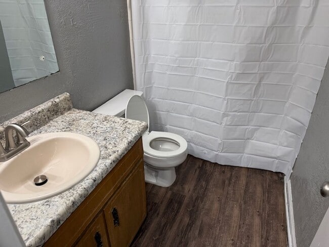 Building Photo - Duplex NW off Fred George