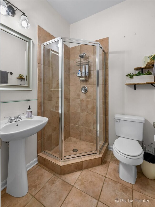 Building Photo - 1753 N Artesian Ave