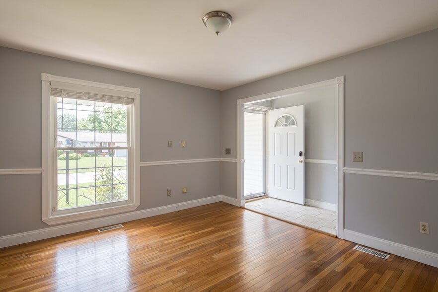 Building Photo - 1449 Coachway Ln