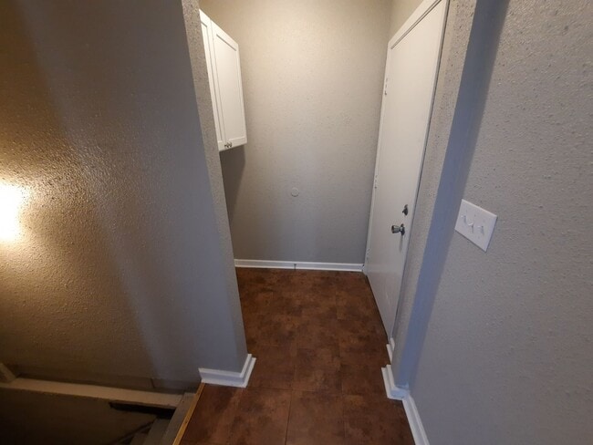 Building Photo - 2 bedroom, 1 bathroom home on large corner...
