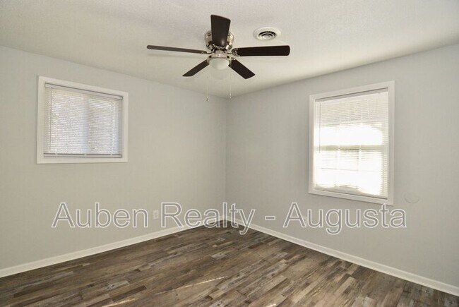 Building Photo - 524 Laverne Ave