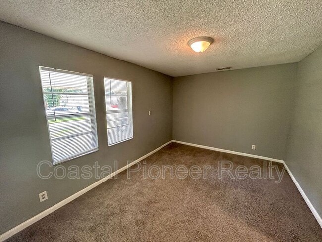 Building Photo - 2507 Lenna Ave