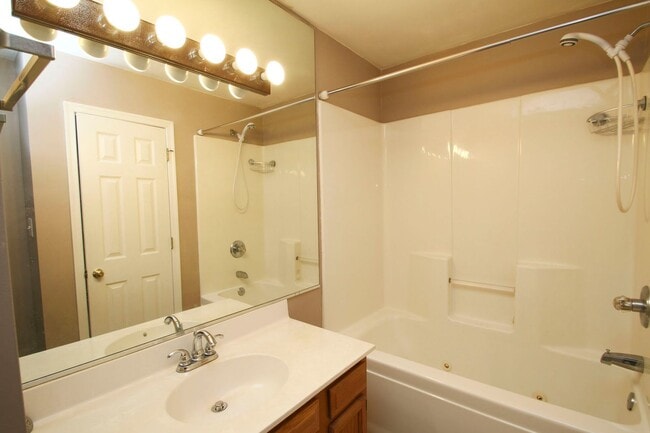 Building Photo - Townhome in sought after Coventry.