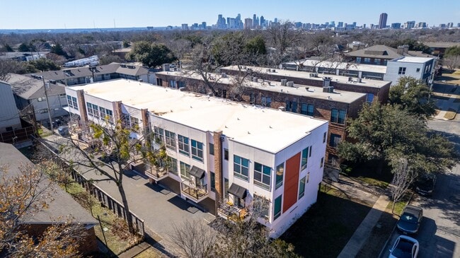 Building Photo - 2 Bed Option in East Dallas Townhome off Greenville Lakewood Neighborhood