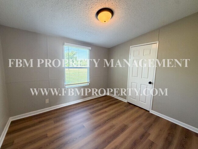 Building Photo - 135 SE County Rd 3144