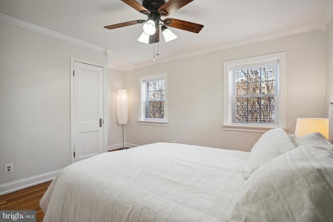 Building Photo - Gorgeous, Sun-lit,Townhouse in Alexandria