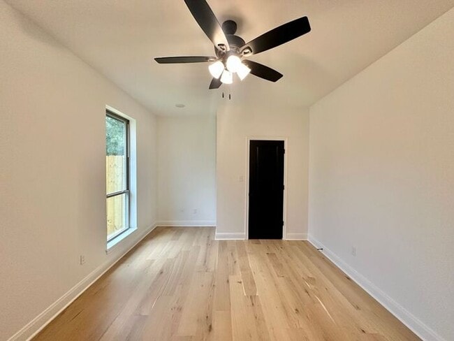 Building Photo - Available Now! Luxurious 3 Bedroom 2 Bath ...