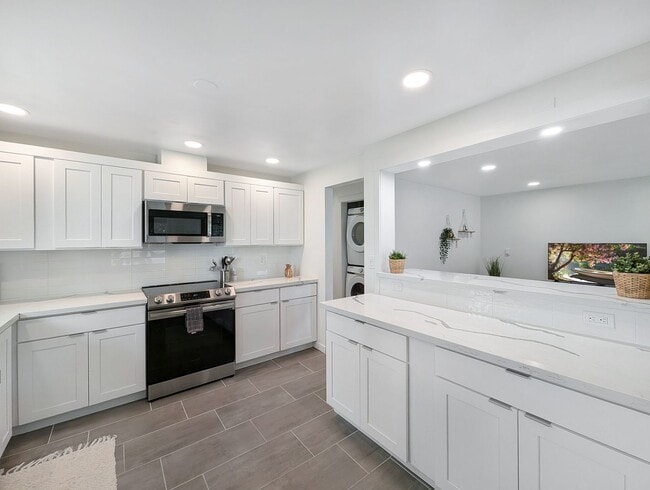 Building Photo - Discover Your Dream Home in a Quiet Seattle Oasis!