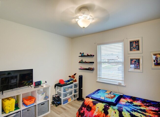 Building Photo - 9478 Poinsettia Dr