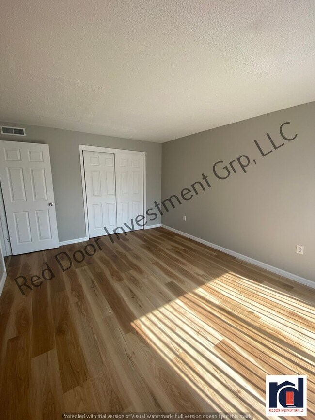 Building Photo - Upstairs 2/1 - Small Quiet Apartment Commu...