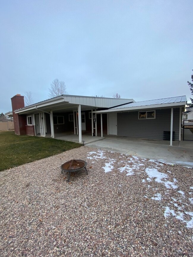 Building Photo - Gorgeous Fully Remodeled 3 Bed 1.5 baths a...