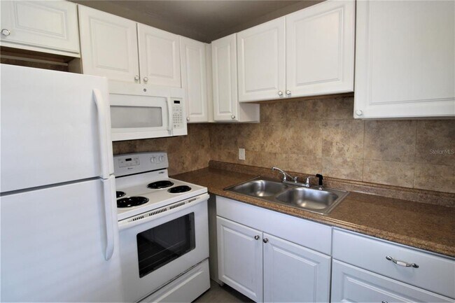 Building Photo - 3001 Bee Ridge Rd