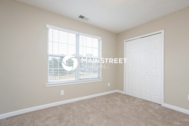 Building Photo - 4 Bedroom Pet-Friendly Home in Douglasville, GA with Main Street Renewal