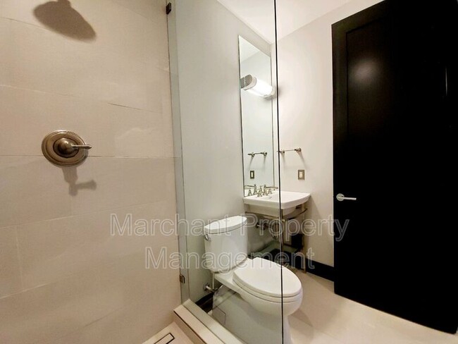 Building Photo - 220 Riverplace
