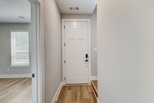 Building Photo - 3900 Carmel Villas Dr