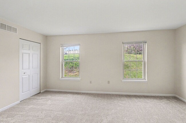 Building Photo - Beautiful Spacious Townhome
