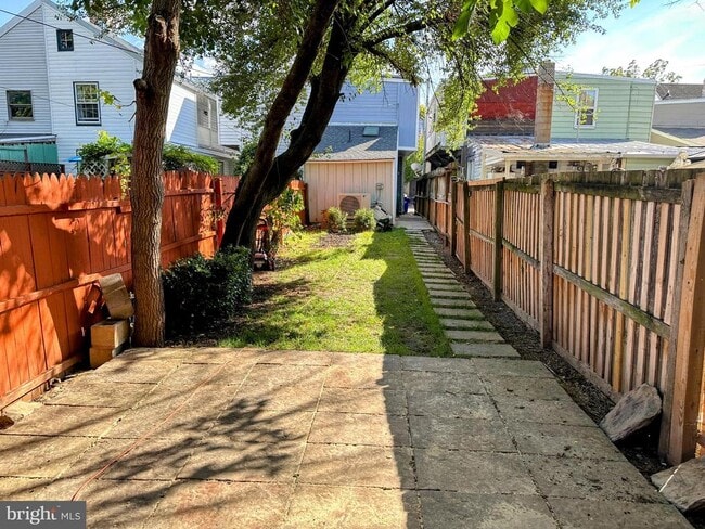 Building Photo - 213 E 6th St