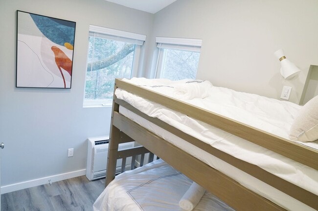 Building Photo - Modern, new construction in Williamstown!