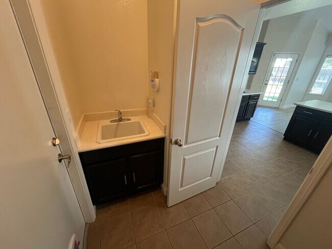 Building Photo - Beautiful Home for rent in Visalia, Ca