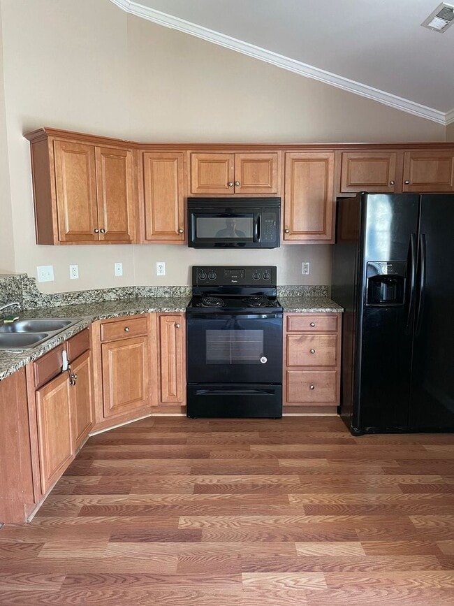 Building Photo - SPECIAL! 3 Bedroom Home w/ Yard and No HOA - Half off 2nd month rent