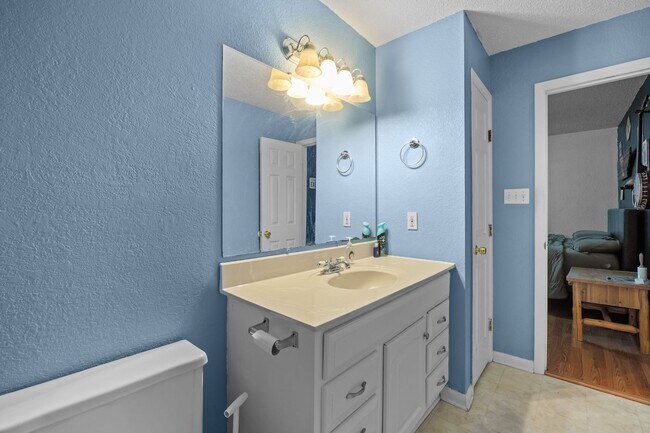 Building Photo - 5013 Thatcher Way