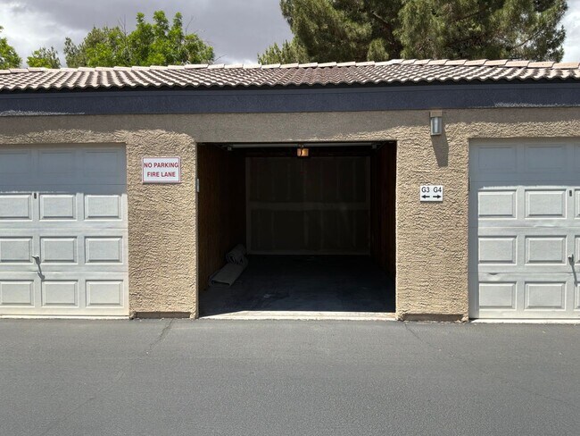 Building Photo - Condo 2 bedroom 2 bathroom Gated Entrance