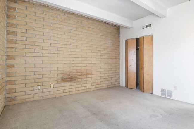 Building Photo - 500 NE 15th St