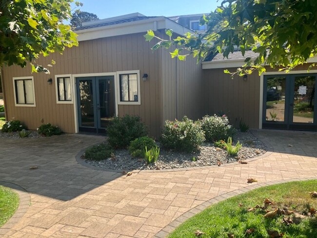 Building Photo - Great One Bedroom Condo in Monterey
