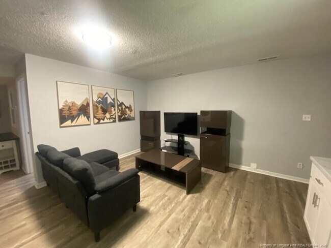 Building Photo - 3250 Willard Dr