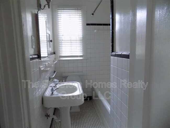 Building Photo - 306 Walker St