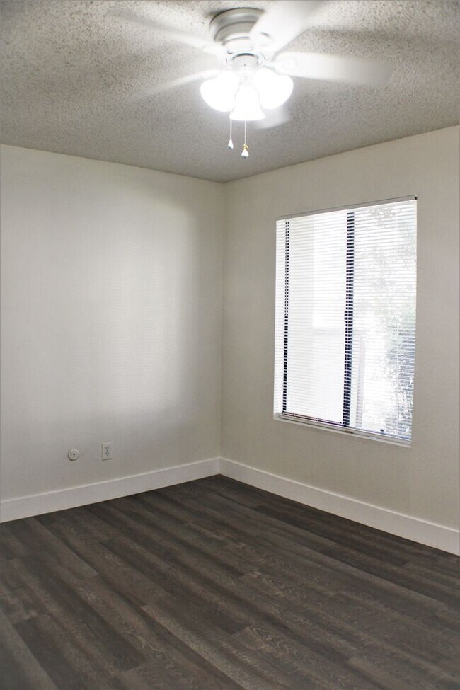 Building Photo - 6808 N Half Moon Dr
