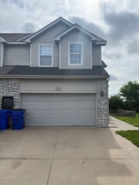 Building Photo - Charming Townhome, Prime Location, Cozy Li...
