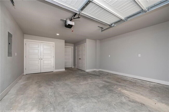 Building Photo - 1512 N Gregg Ave