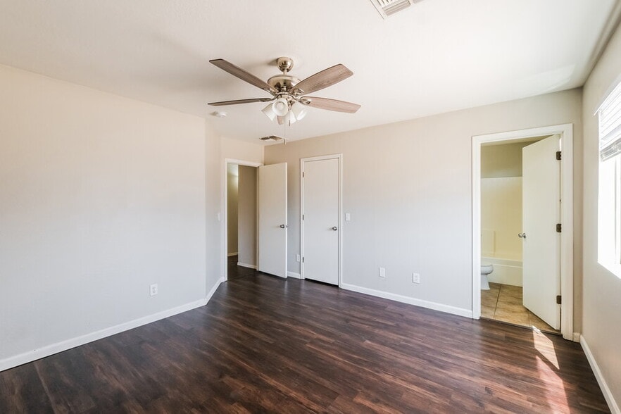 Building Photo - 15843 W Woodlands Ave