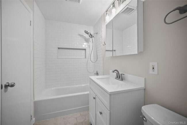 Building Photo - 520 Ashford Ave