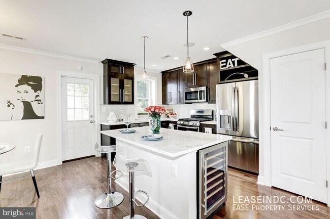 Building Photo - 547 Park Rd NW