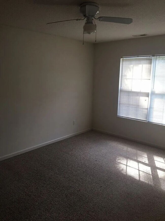 Building Photo - COMING SOON - 1 Bedroom House with Garage on Masonboro Loop
