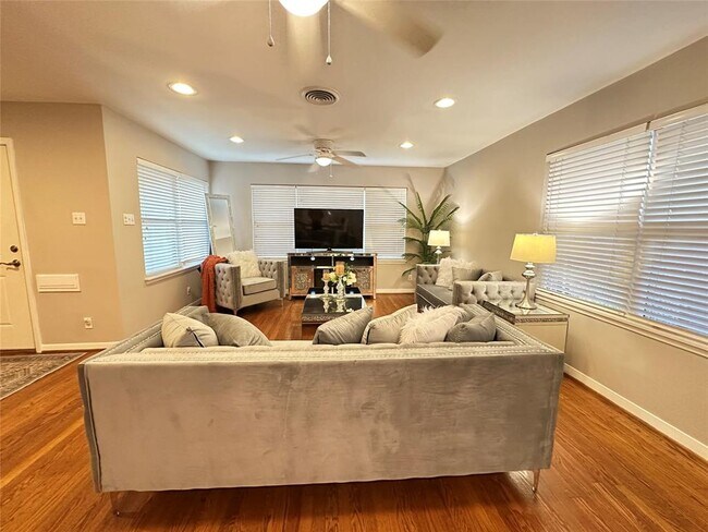 Building Photo - 4005 Nenana Dr